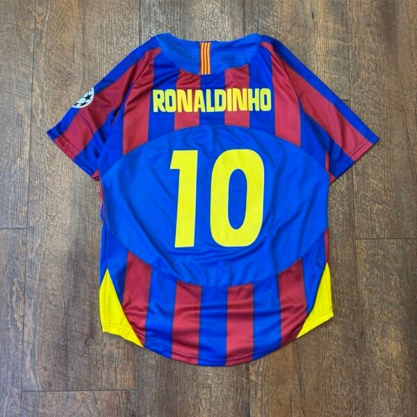 Camiseta Retro FCB Barcelona 2005 RONALDINHO - Image 3